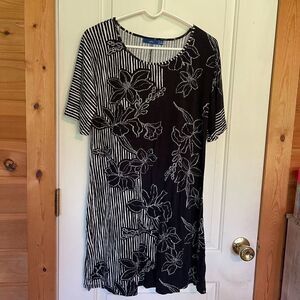 Apt. 9 Womens dress M
Black and white floral stripe
Bell sleeve